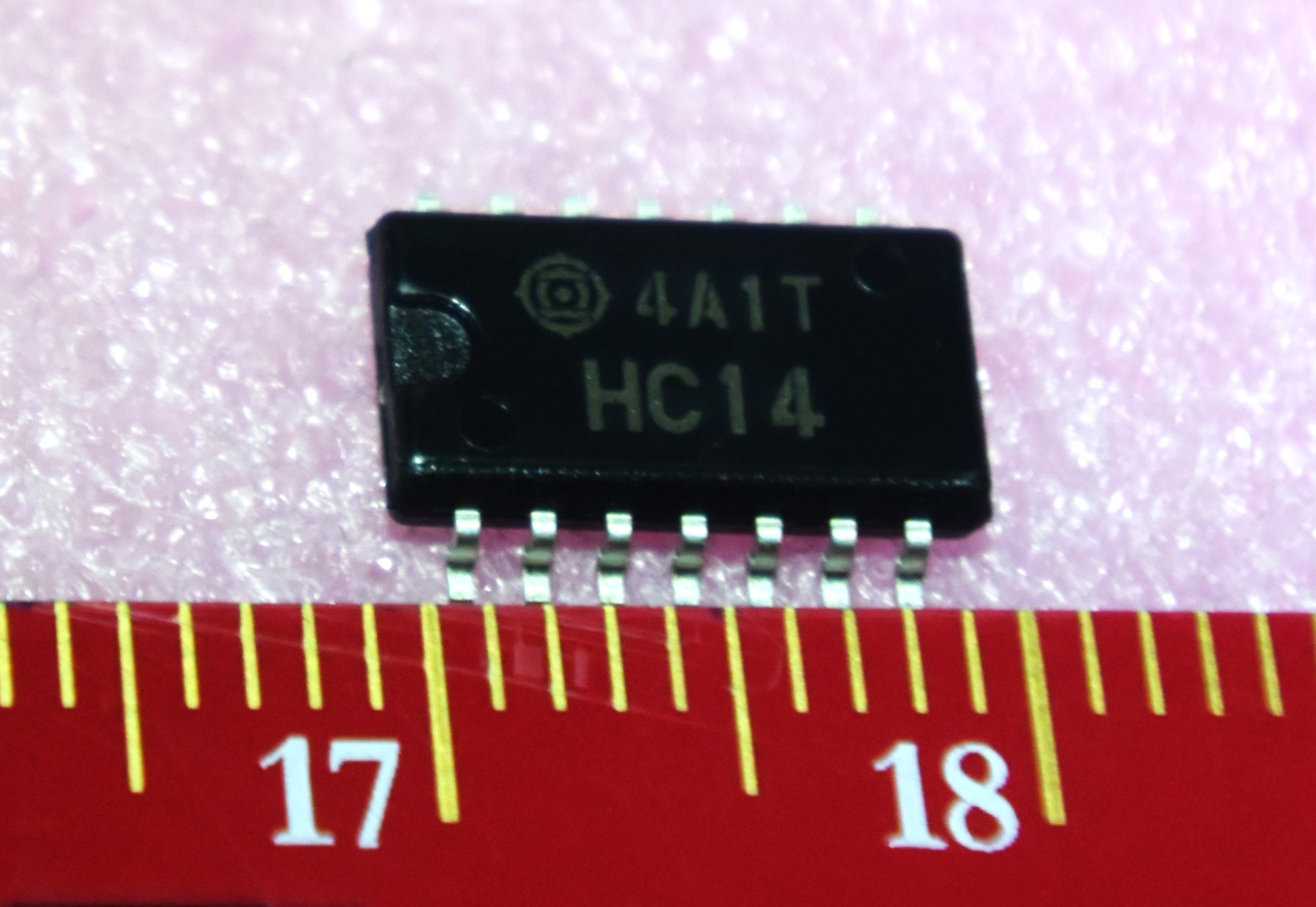 フラット　HD74HC14FP