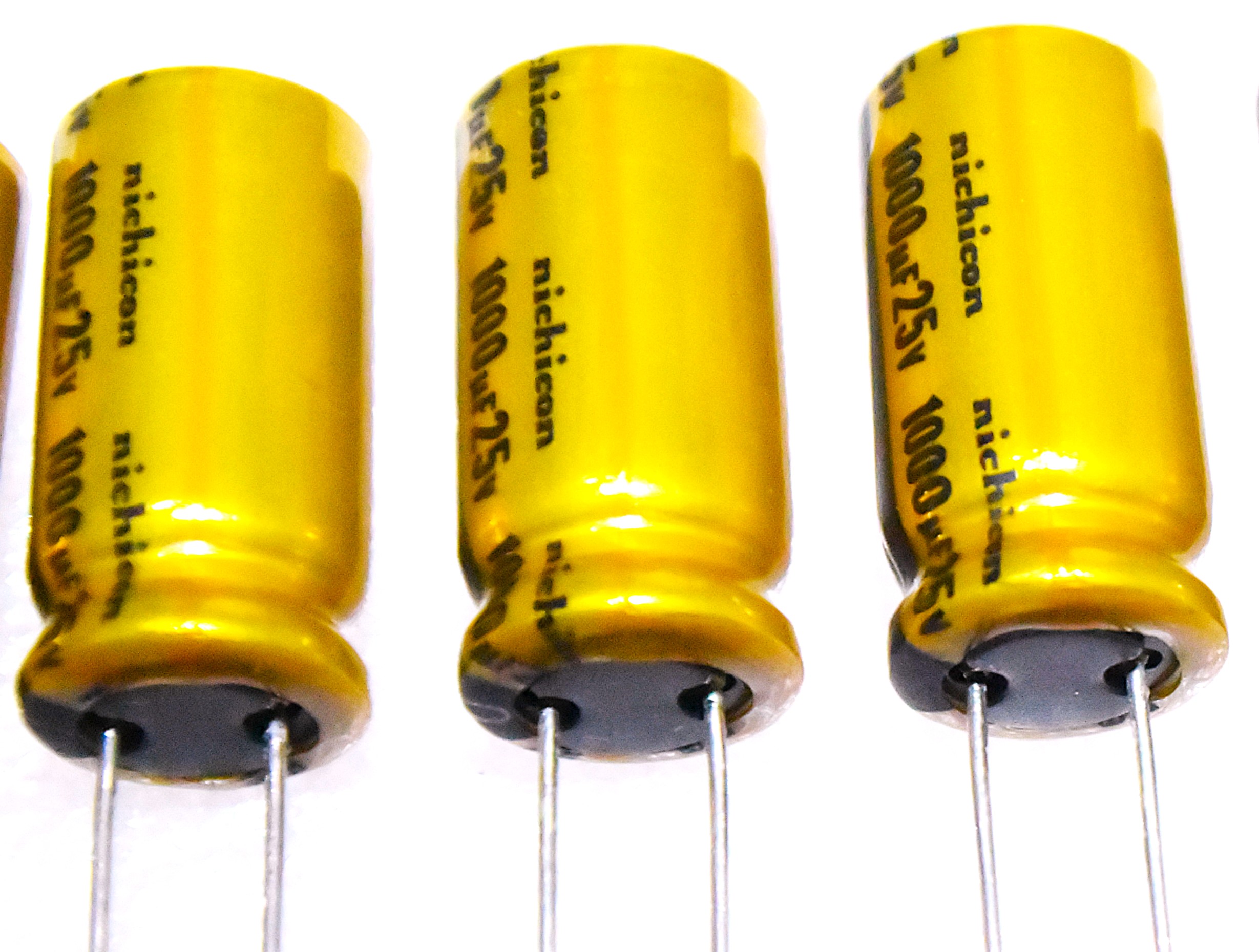 ニチコン　アルミ電解コンデンサ - ラジアルリード 25volts 1000uF 85c　1個価格