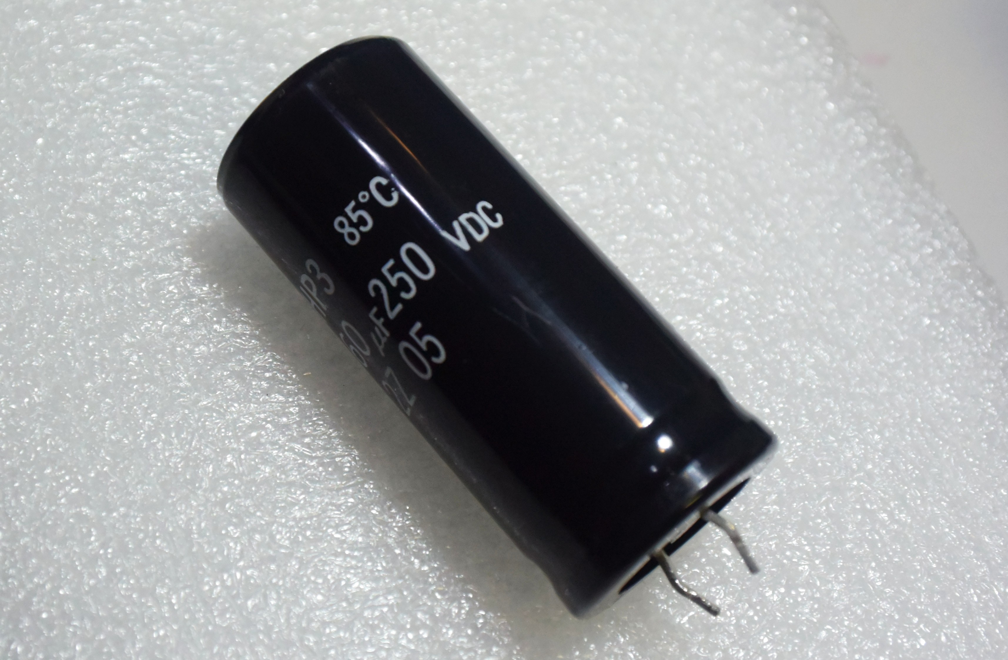 250V  560uF  HP3  85℃  Hitachi  Φ22x50