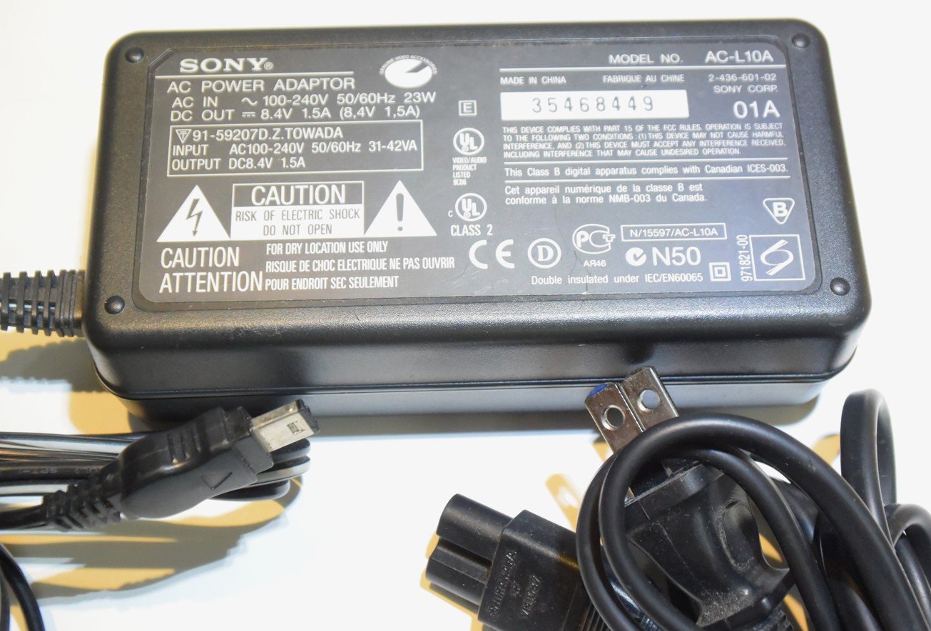 AC-adapter  AC-L10A　OUT:8.4V/1.5A　　IN:AC100-240V　SONY